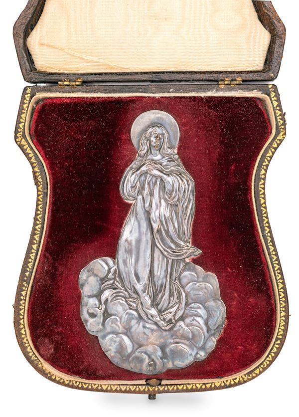 Lamina sbalzata ed incisa in argento 800/000 raffigurante Madonna sulle nubi, fine del XIX secolo