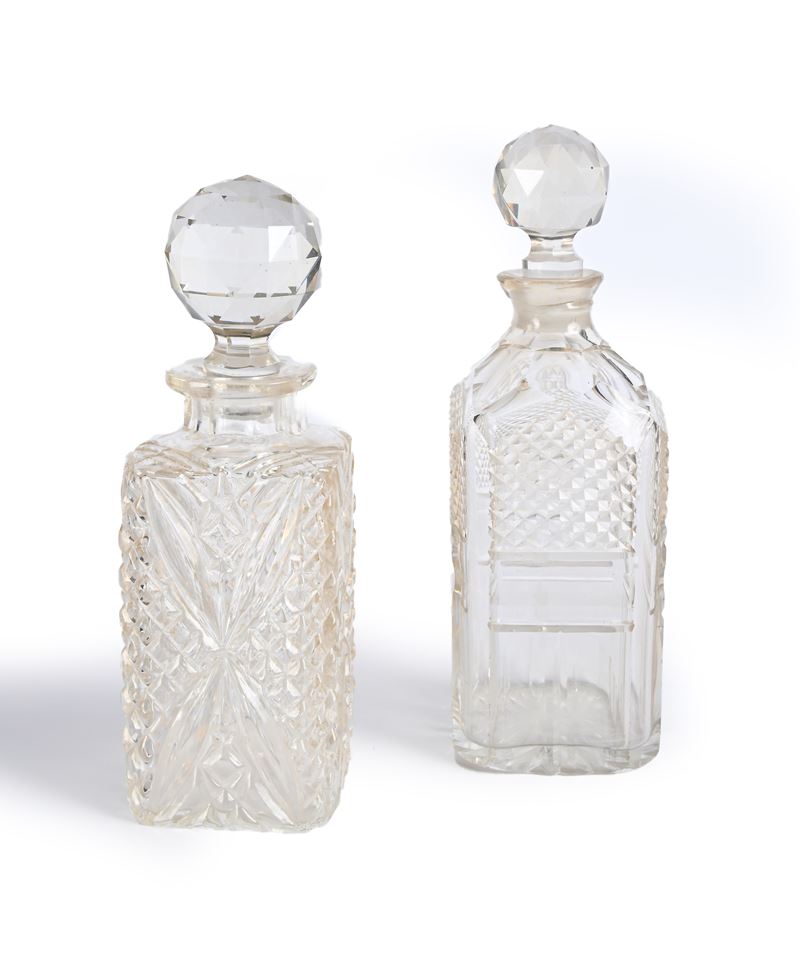 Due bottiglie da liquore diverse in cristallo