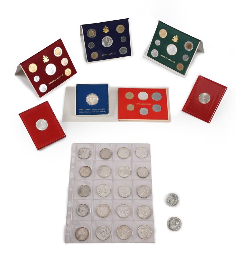 Lotto 4 Serie Divisionali 1981, 1990, 1992, 1993 Giovanni Paolo II e 25 Monete da 500 e 1.000 Lir...