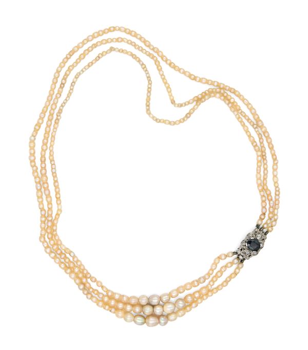 Collana di perle naturali a tre fili con chiusura in oro, diamanti e zaffiro