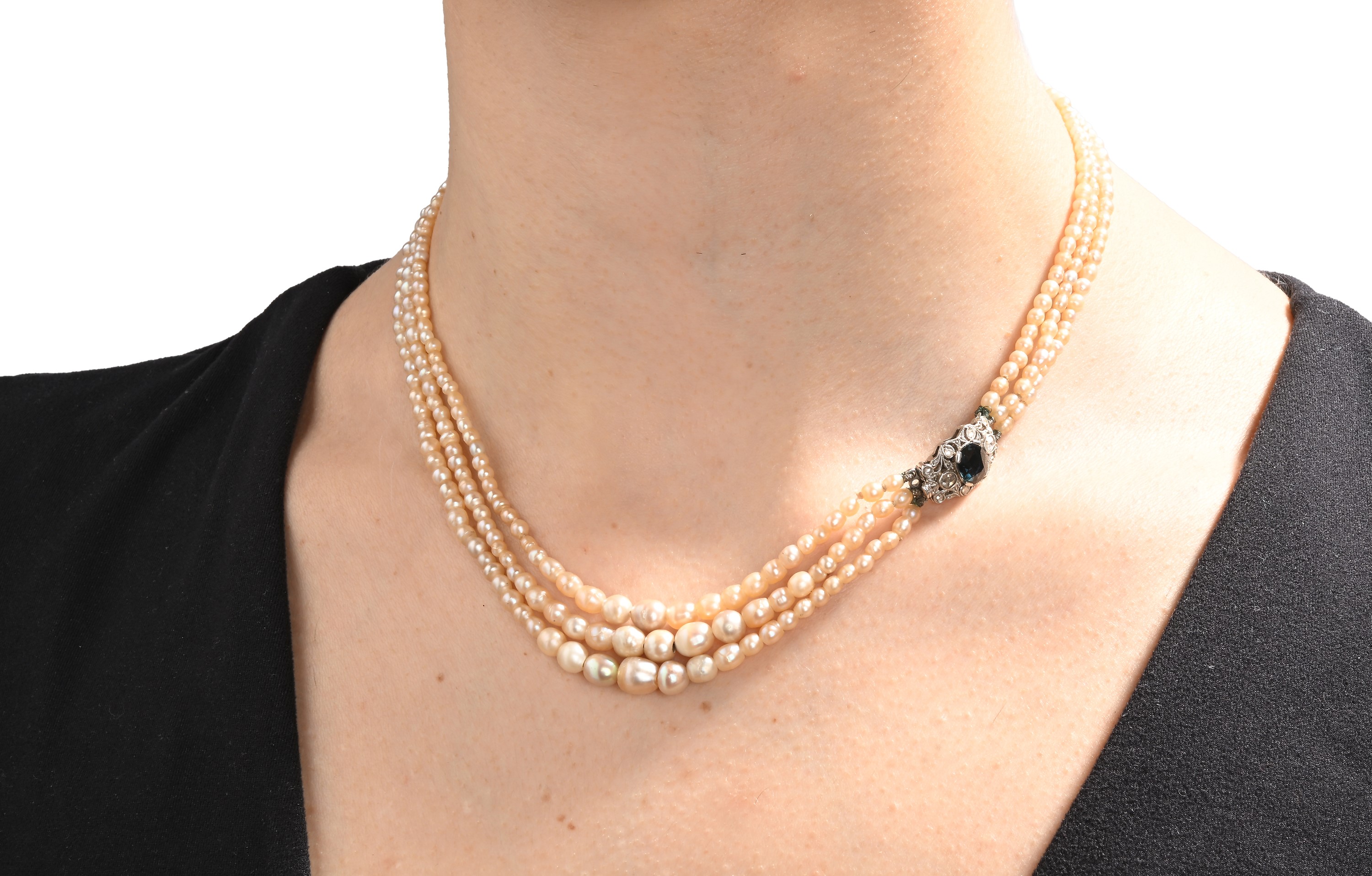 Collana di Perle Naturali a Tre Fili con Chiusura in Oro, Diamanti e Zaffiro