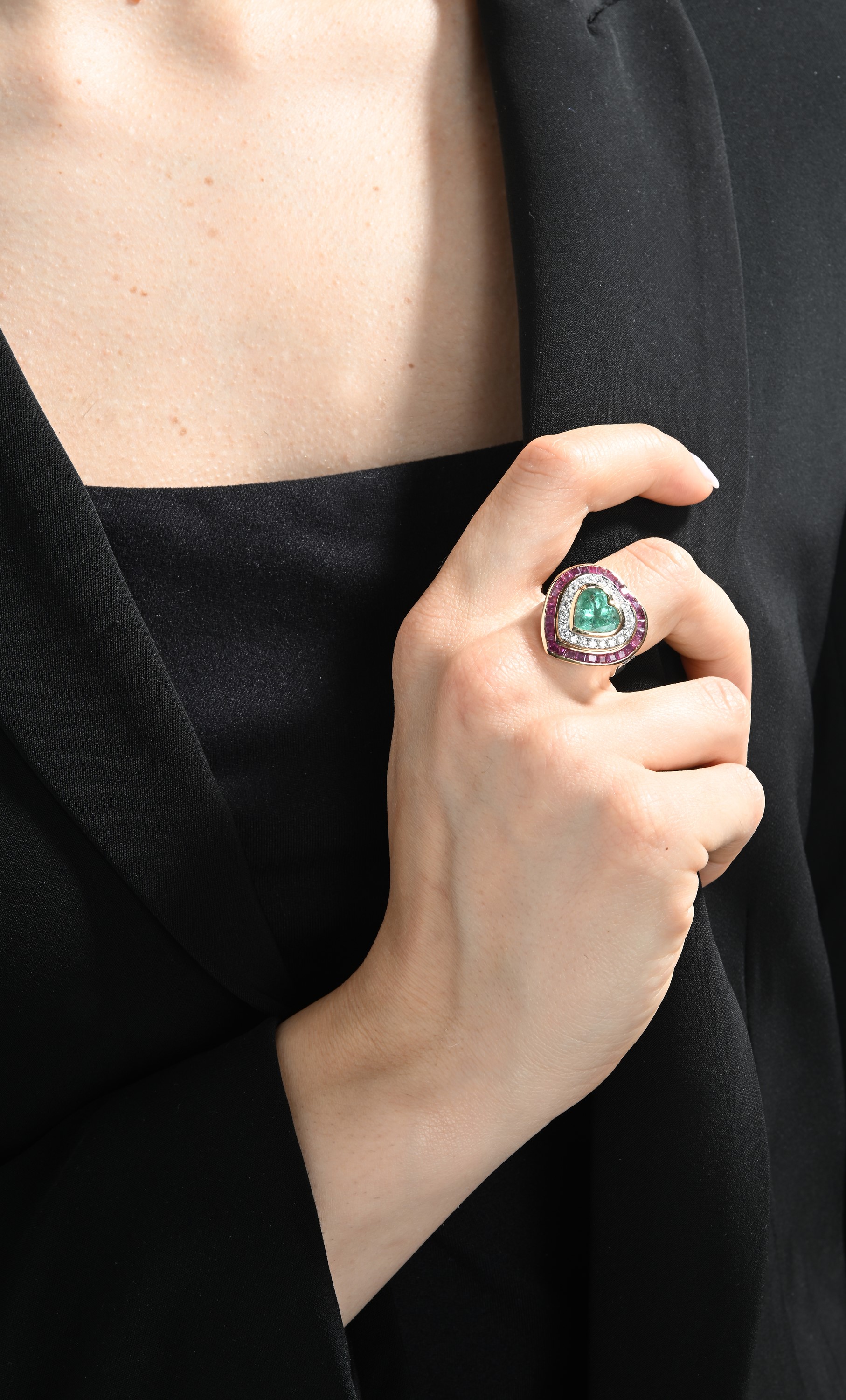 Anello in Oro, Smeraldo, Brillanti e Rubini.