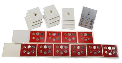 Lotto di Monete Giovanni Paolo II: 6 Serie Divisionale Anno i 1979; 4 Serie Divisionale Anno III ...