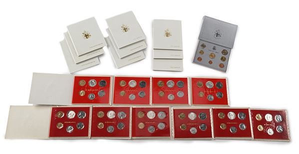 Lotto di monete Giovanni Paolo II: 6 serie Divisionale Anno I 1979; 4 serie Divisionale Anno III 1981; 4 serie Divisionale Anno IV 1982; 5 confezioni 500 e 1.000 Lire Anno Santo 1983-84; Divisionale in Euro Anno XXV 2003