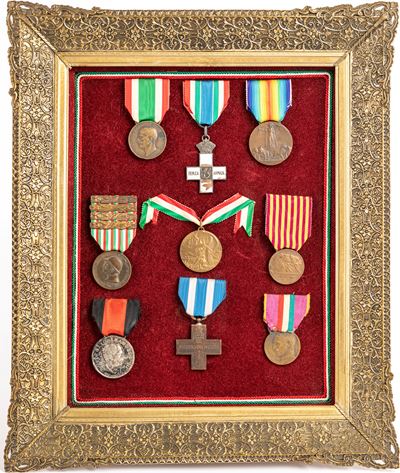 Quadro con 8 Medaglie di Bronzo della Prima Guerra Mondiale 1915/1918 con Nastrini e 1 Medaglia i...