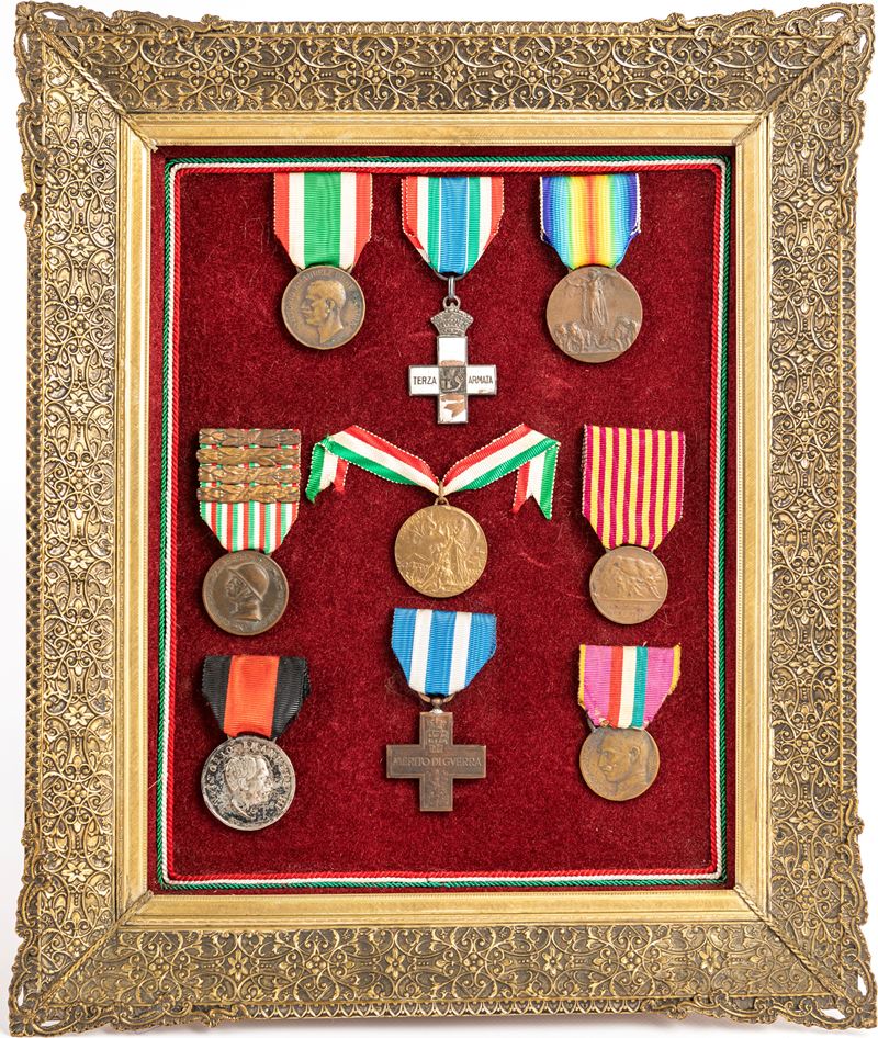 Quadro con 8 Medaglie di Bronzo della Prima Guerra Mondiale 1915/1918 con Nastrini e 1 Medaglia i...