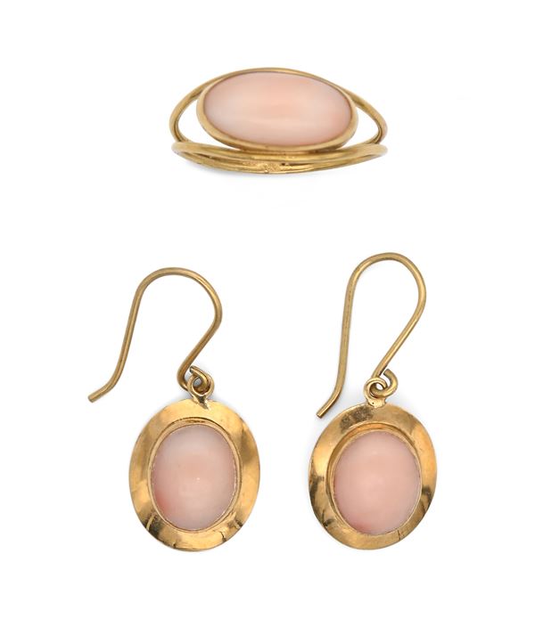 Parure anello e orecchini in oro e corallo