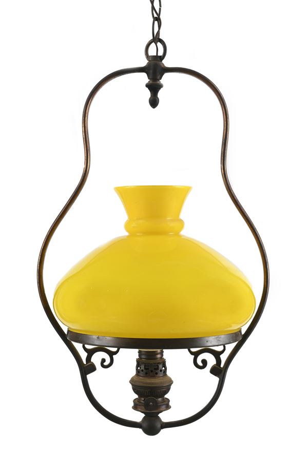 Lampada a sospensione in ottone con diffusore in vetro giallo