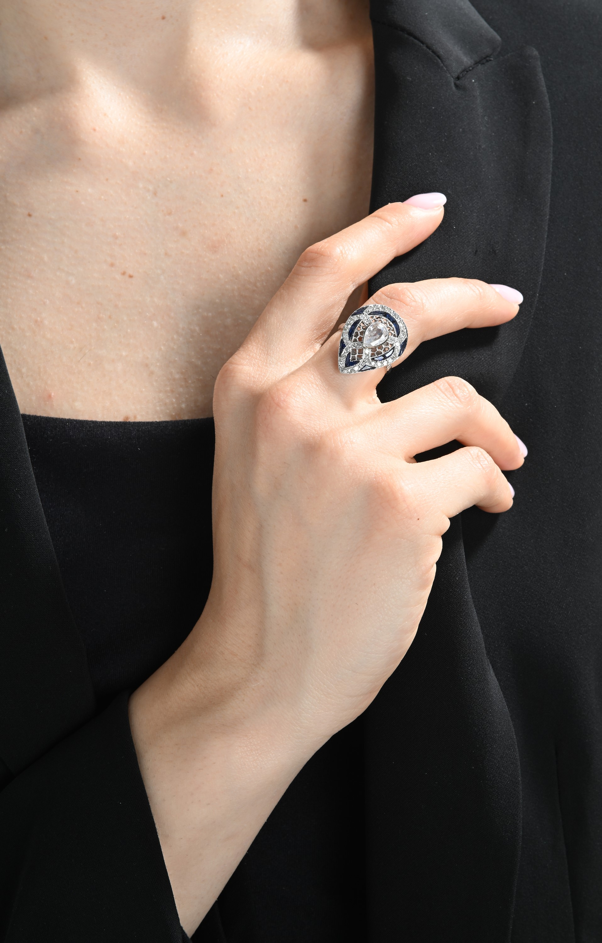 Anello Decò a Goccia in Platino, Diamanti e Zaffiri