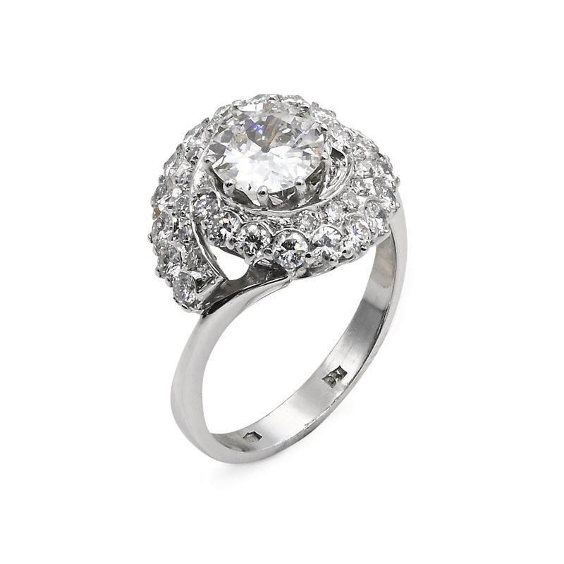 Anello in Oro, Brillante Solitario e Brillanti