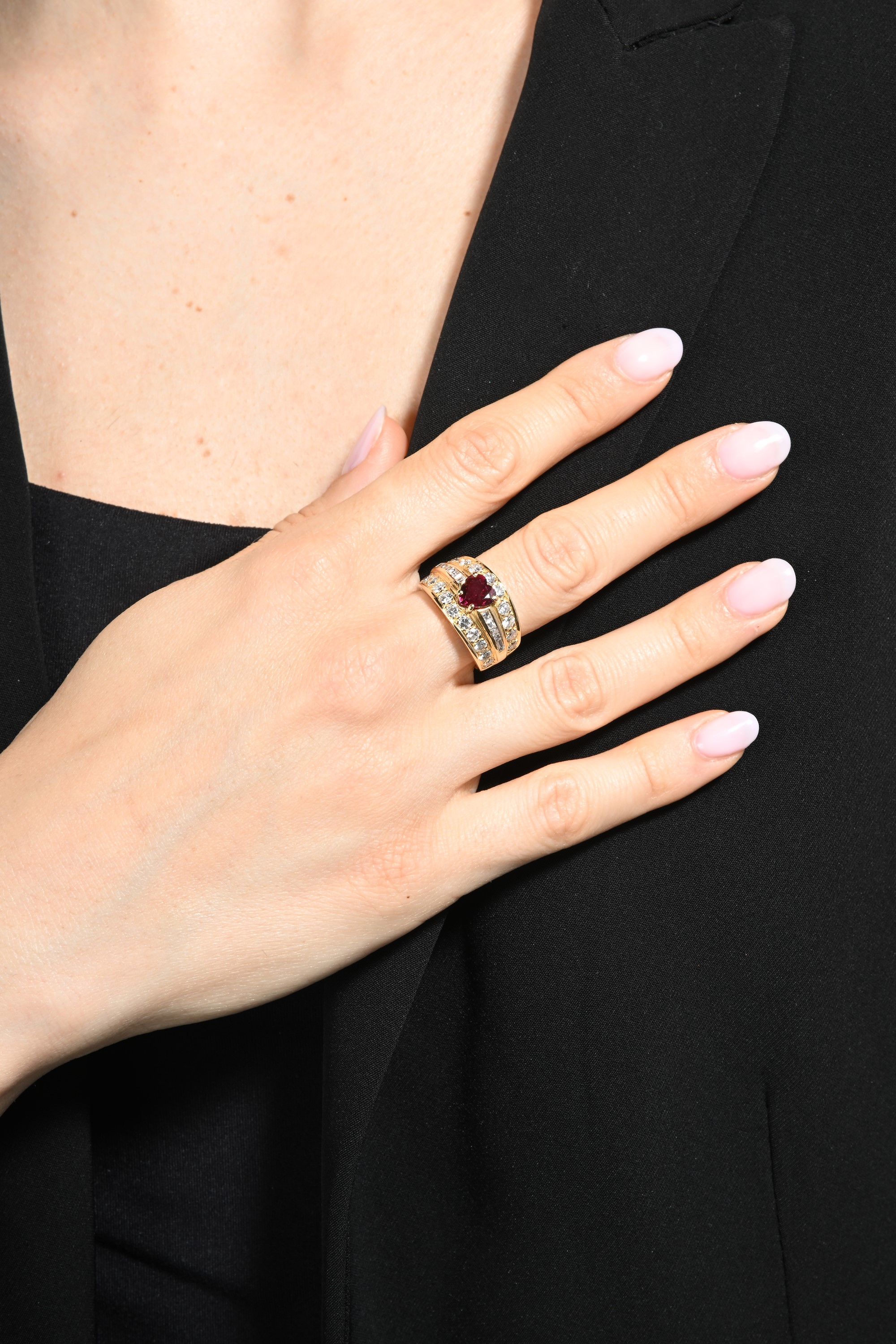 Anello a Fascia in Oro, Rubino e Brillanti