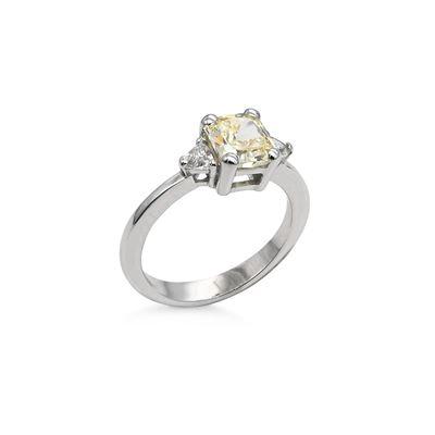 Anello in Oro, Diamante Fancy e Diamanti a Triangolo