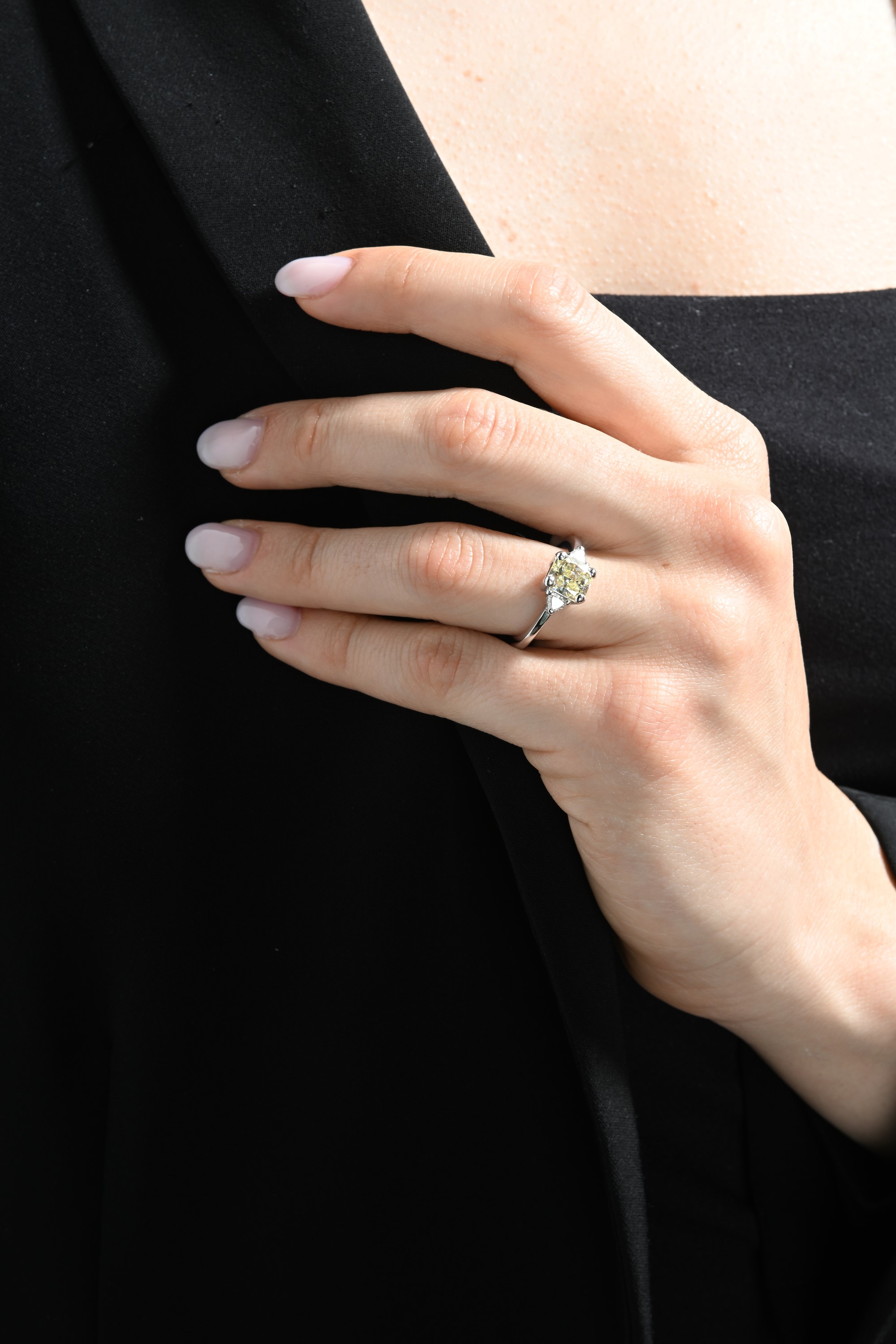 Anello in Oro, Diamante Fancy e Diamanti a Triangolo