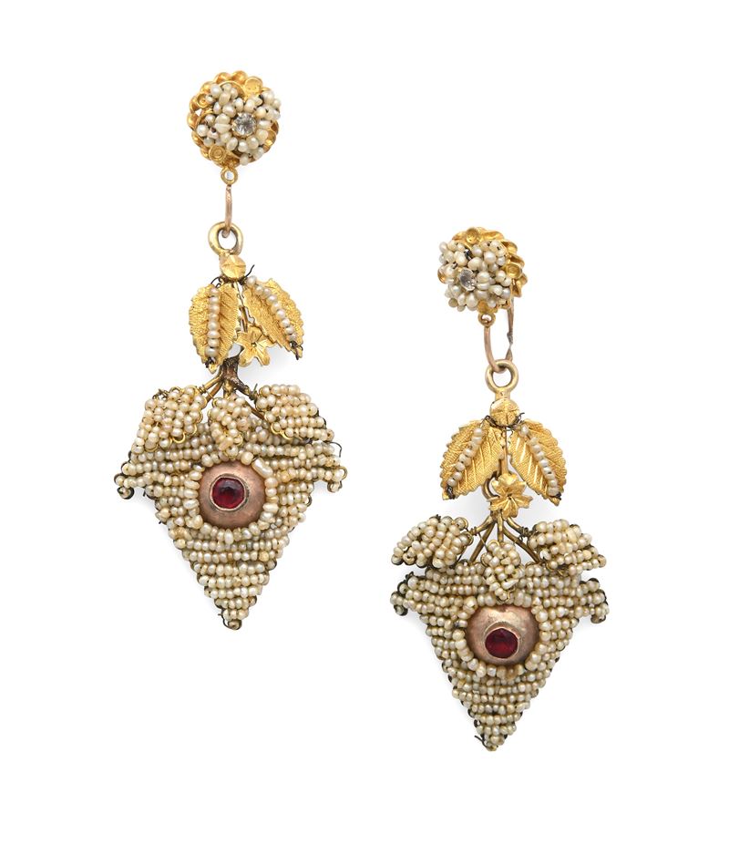 Coppia di orecchini antichi Sicilia XIX sec. in oro, microperle e pietre rosse