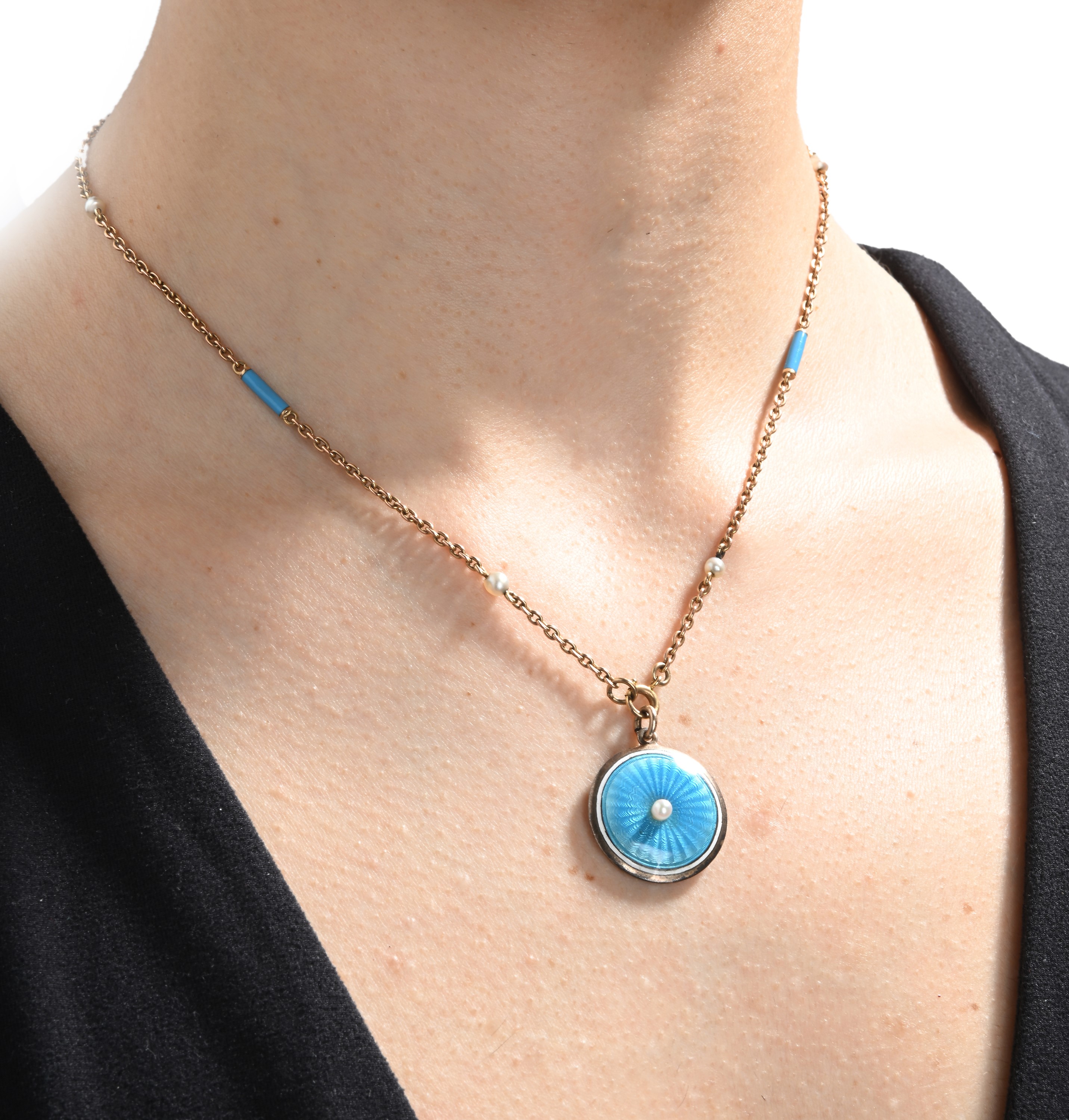Pendente con Catena in Oro, Smalto e Microperla
