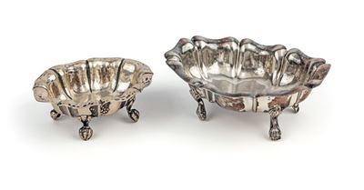 Due vaschette in argento e metallo argentato, forma ovale e orlo ripiegato