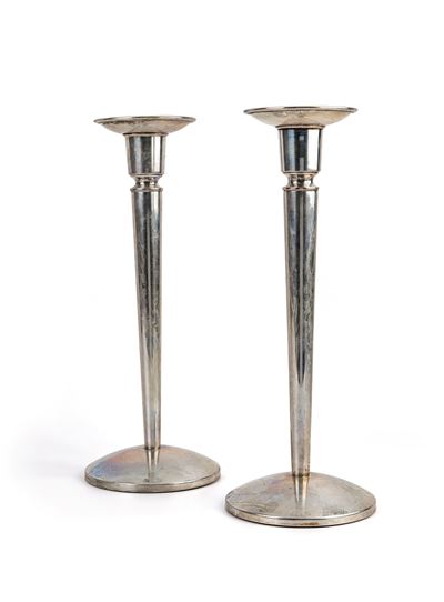 Coppia di candelieri in argento 800/000, altezza cm 27