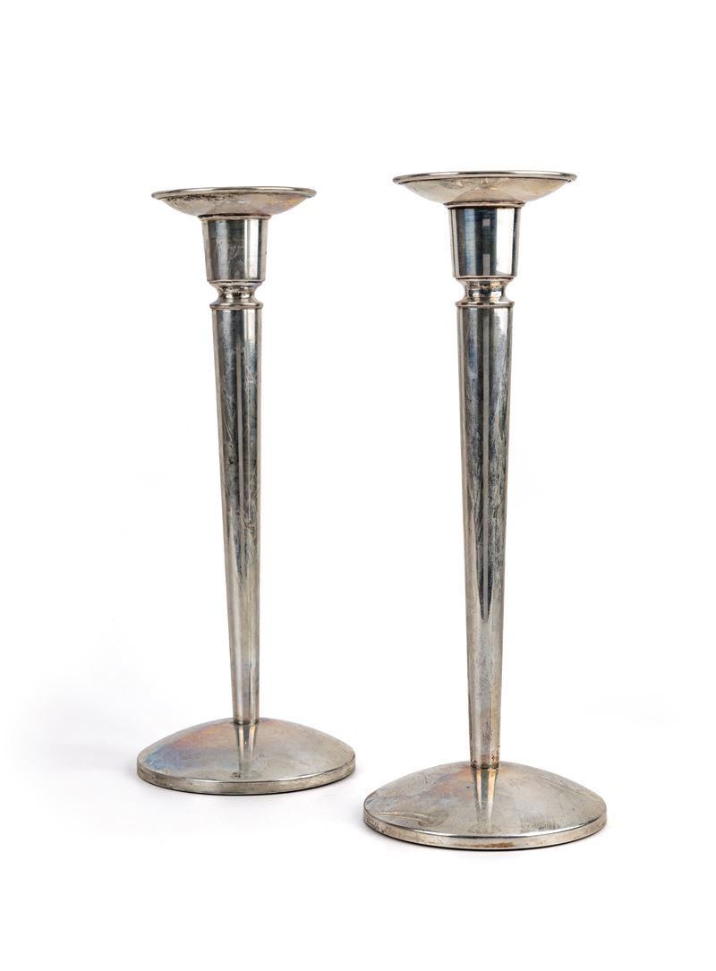 Coppia di candelieri in argento 800/000, altezza cm 27