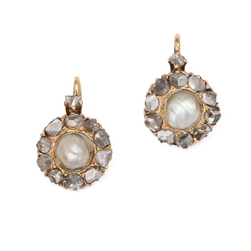 Coppia di Orecchini Antichi in Oro, Diamanti e Perle Naturali