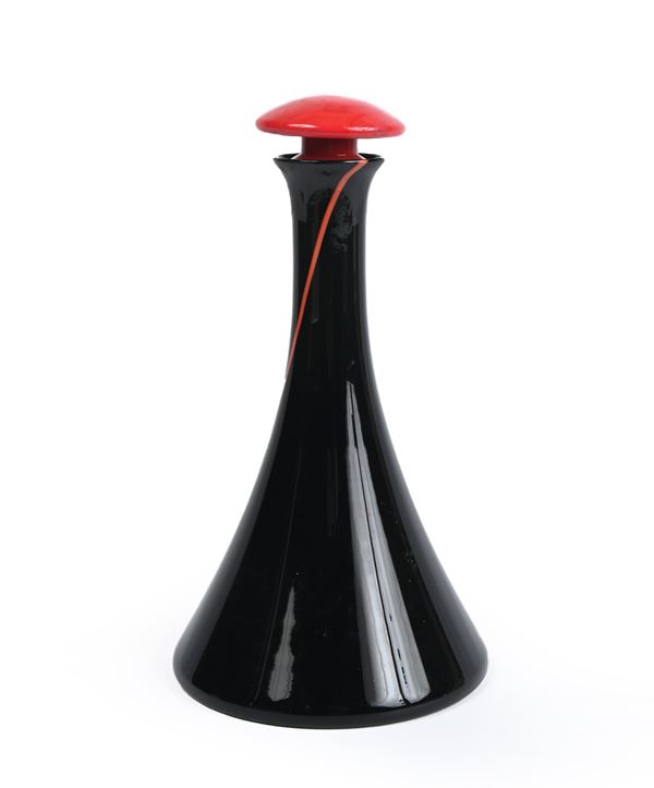 Bottiglia ad imbuto in vetro nero con tappo rosso, VeArt, Vetreria Artistica Murano  - Asta Design e arti decorative del XX secolo - Casa d'Aste Arcadia