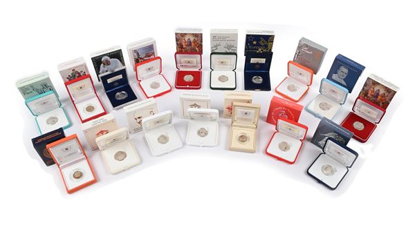 Lotto di 14 monete da 5 Euro Proof Città del Vaticano: Giovanni Paolo II 2002 Europa, 2003, 2004 (x2), Sede Vacante 2005; Benedetto XVI 2005, 2012 G.P.I; Sede Vacante 2013; Francesco 2013 Inizio pontificato, 2013 Pace, 2014, 2015 Pace, 2015 Vescovi, 2016 Pace, e 3 monete da 2 Euro Proof 2015, 2016 e 2017