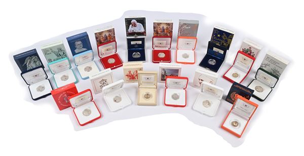 Lotto di 14 monete da 5 Euro Proof Città del Vaticano: Giovanni Paolo II 2002 Europa, 2003, 2004 (x2), Sede Vacante 2005; Benedetto XVI 2005, 2012 G.P.I; Sede Vacante 2013; Francesco 2013 Inizio pontificato, 2013 Pace, 2014, 2015 Pace, 2015 Vescovi, 2016 Pace, e 3 monete da 2 Euro Proof 2015, 2016 e 2017
