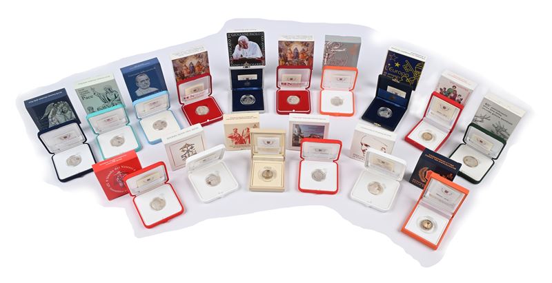 Lotto di 14 Monete da 5 Euro Proof Città del Vaticano: Giovanni Paolo II 2002 Europa, 2003, 2004 ...