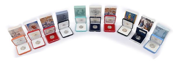 Lotto di 10 monete da 10 Euro Proof Città del Vaticano: Giovanni Paolo II 2002 Pace, 2003, 2004 (x2); Benedetto XVI 2005, 2012; Francesco 2013, 2014, 2015, 2016