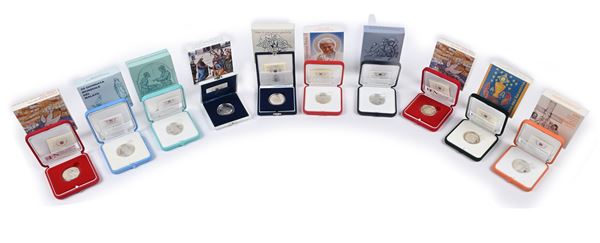 Lotto di 10 monete da 10 Euro Proof Città del Vaticano: Giovanni Paolo II 2002 Pace, 2003, 2004 (x2); Benedetto XVI 2005, 2012; Francesco 2013, 2014, 2015, 2016