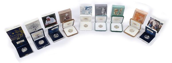 Lotto di 4 monete da 10 Euro Proof Città del Vaticano: Giovanni Paolo II 2002 Pace, 2003; Benedetto XVI 2010, 2011; e 5 monete da 5 Euro proof Benedetto XVI 2012, 2011 GMG e G.P.II