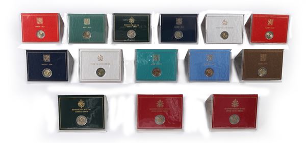 14 monete da 2 Euro Fdc Città del Vaticano: 2004 (x2), 2005 (x2), 2007-2013, 2013 Sede Vacante (x2), 2014 (x2), 2015 (x2)