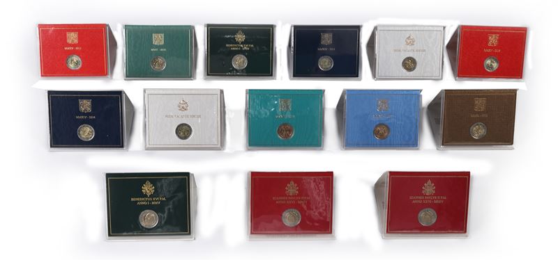 14 Monete da 2 Euro Fdc Città del Vaticano: 2004 (x2), 2005 (x2), 2007-2013, 2013 Sede Vacante (x...