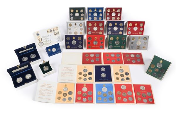 Lotto 22 Serie divisionali Città del Vaticano Giovanni Paolo II: Anno I-XXII; 500-1.000 Lire Anno Santo 1983-84; 500 Lire 1991 Dottrina Sociale; 1.000 e 10.000 Lire Anno Santo 1999 e 2000; 2.000 Lire 2001; 500 Lire 1996