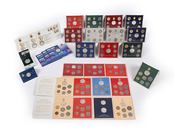 Lotto 22 Serie divisionali Città del Vaticano Giovanni Paolo II: Anno I-XXII; 500-1.000 Lire Anno Santo 1983-84; 500 Lire 1991 Dottrina Sociale; 2.000 Lire del 2000 (x3); 2.000 Lire 2001; 500 Lire 1996 (x3)