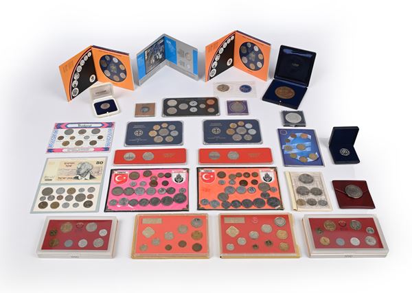 Lotto 2 Euro in Cover ufficiale con francobollo Città del vaticano 2005, 2011, 2012, 2013, Sede Vacante 2013, 2014 2015 e Cover con Coin card da 50 cts 2011 e 2012, con francobollo e foglietto; Starter Kit 2013; 2 Euro 2004, 2010 e Sede Vacante 2013