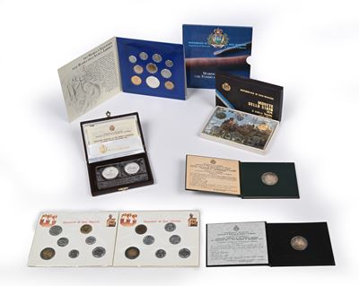 Lotto San Marino: Serie Divisionale Completa 1994, 500 Lire 1975, 1.000 Lire 1977, 500 e 1.000 Li...