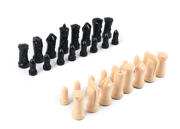 Set completo di scacchi neri e bianchi in resina con profili antropomorfi