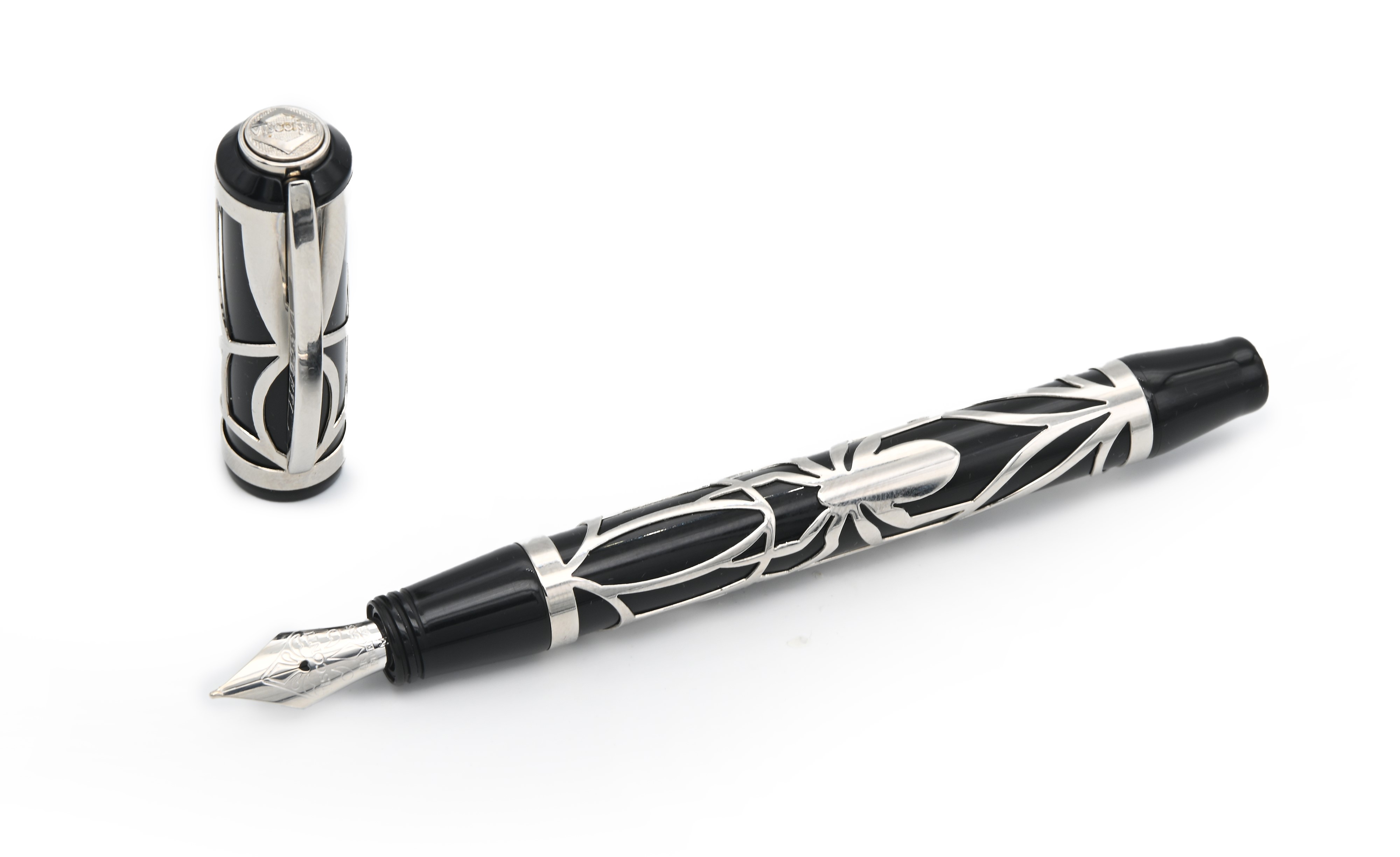 Visconti Istos Aracnis - Penna Stilografica con Fusto in Resina Nera Rivestita di Filigrana che I...