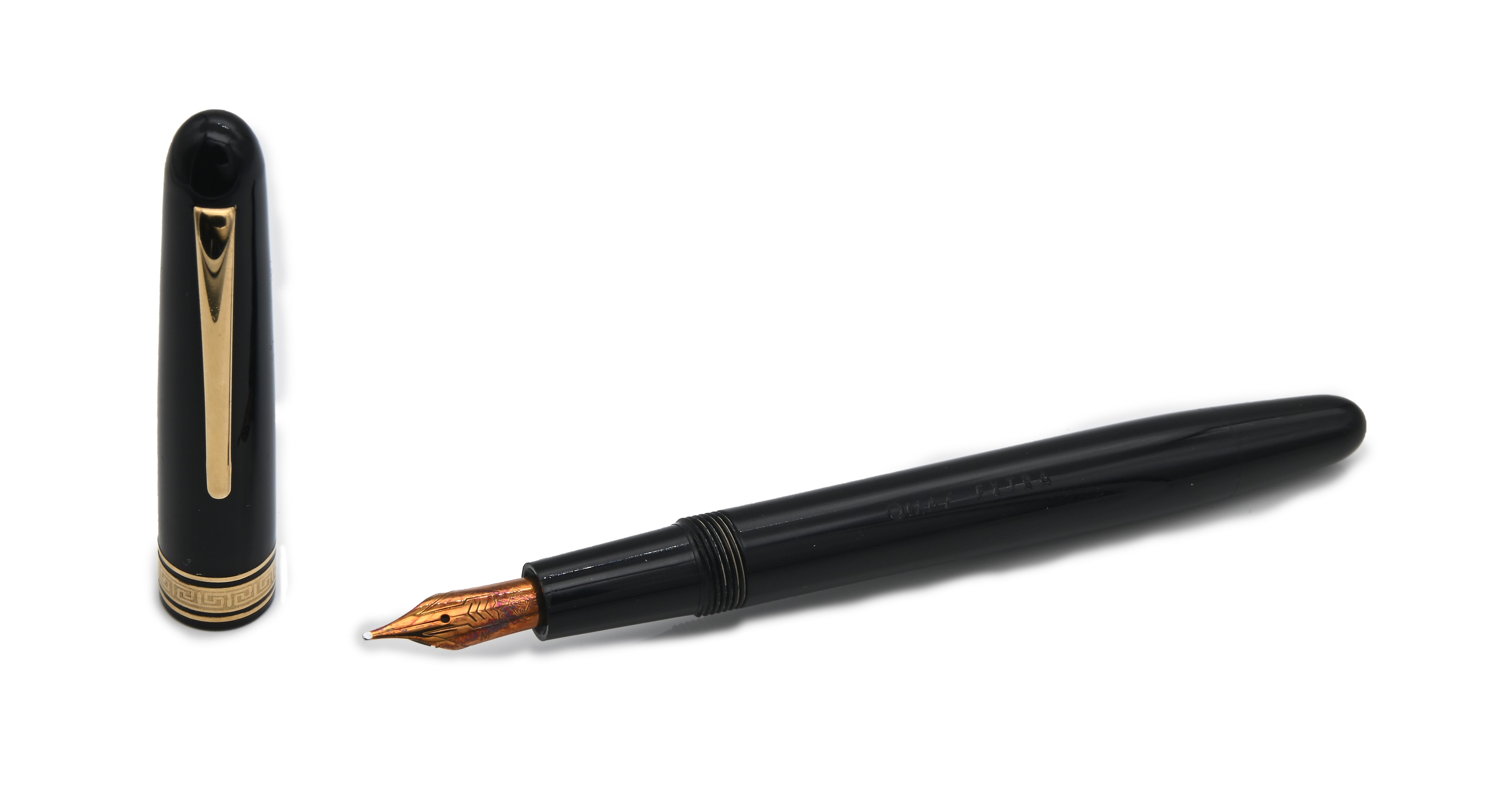 Omas Extra 555/S - Penna stilografica in vernice con particolari dorati