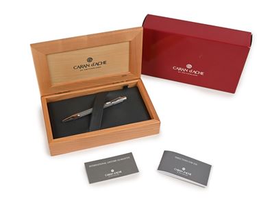 Caran D'ache Varius Ivanhoe 4480.014 - Penna a Sfera in Cotta di Maglia in Acciaio con Finiture P...