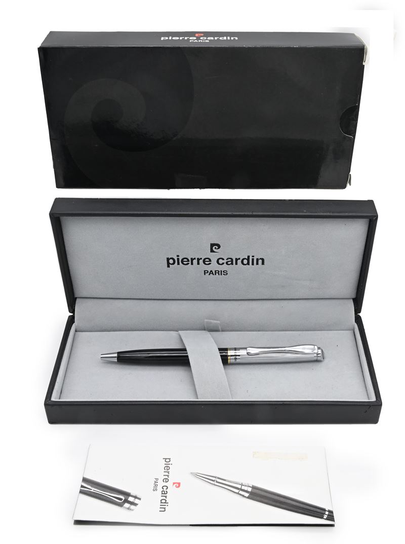 Pierre Cardin - Penna a sfera in metallo cromato e resina nera