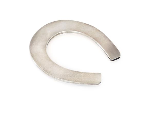 Fermacarte in argento simulante un ferro di cavallo