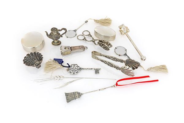 Lotto composto da 13 bibelots in argento a diverso titolo