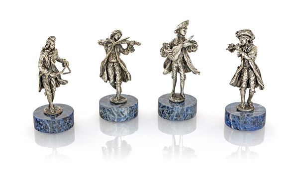 Quattro figure scultoree di musici su basi circolari in sodalite