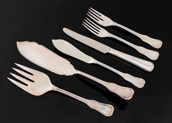 Servizio da pesce "barocco" (26 pz) e ventiquattro posate da frutta appartenenti allo stesso servizio