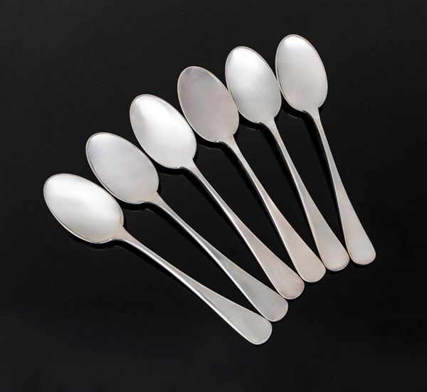 Sei cucchiai da dessert