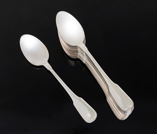 Dodici cucchiai da minestra con impugnatura a scudo con punta