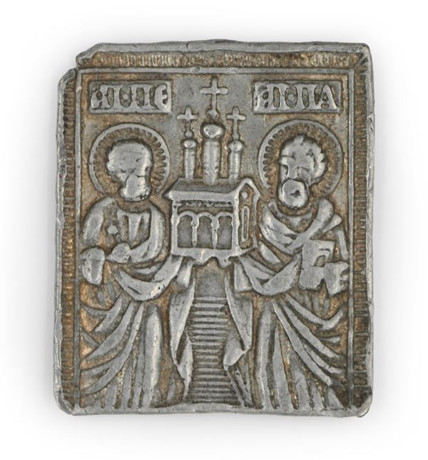 Placchetta in metallo con i Santi Pietro e Paolo che reggono un modello di una chiesa. Al verso la croce coi simboli della Passione. Scritte in cirillico
