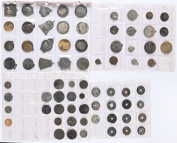 Lotto di 72 monete di metallo vile, medaglie e medagliette in metallo e metallo argentato del XIX e XX secolo
