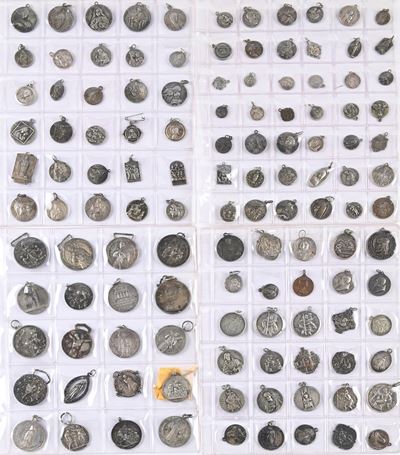 Lotto di 122 Medaglie e Medagliette Religiose in Argento e Metallo